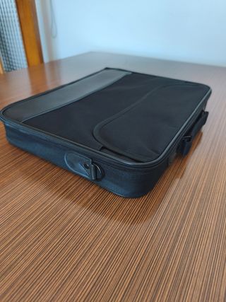 Maletín Negro Trust para portátil de hasta 16"