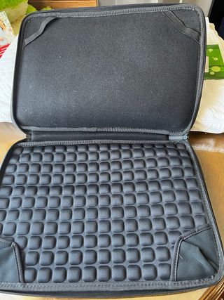 Funda portátil acolchada negra