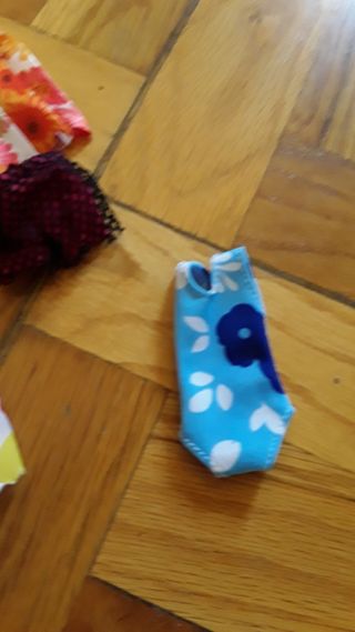 Muñeca Barbie patinadora con vestidos