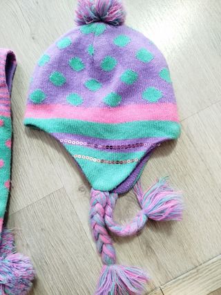 Bufanda y gorro con pompones