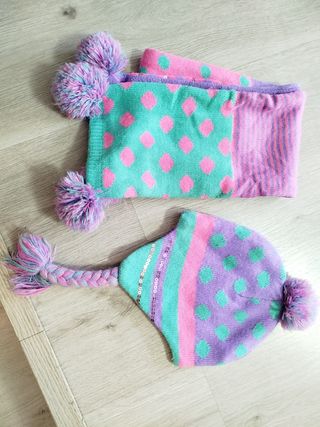 Bufanda y gorro con pompones