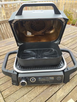 Barbacoa Ninja Woodfire Eléctrica con Ahumador -