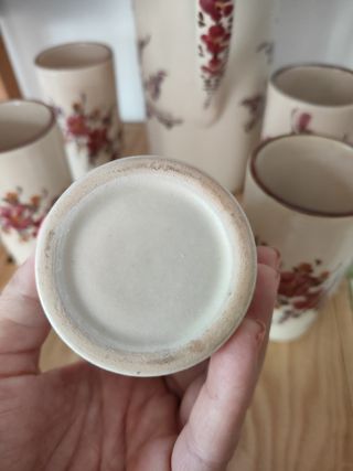 Jarra y 5 vasos de cerámica con flores