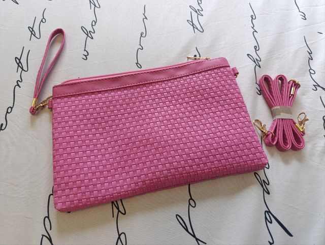 Bolso de mano rosa tejido