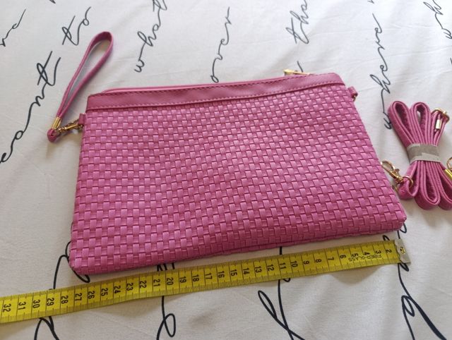 Bolso de mano rosa tejido