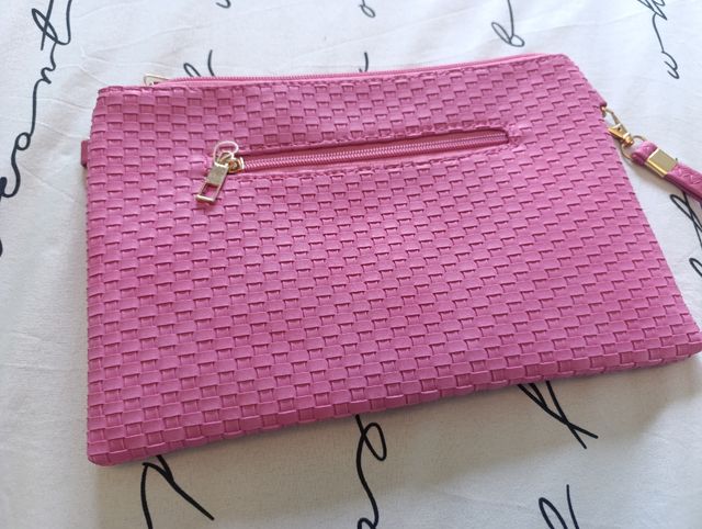 Bolso de mano rosa tejido