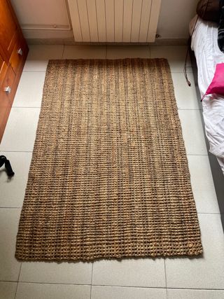 Alfombra tejida de yute