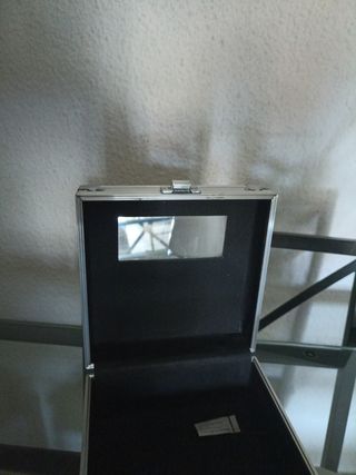 Caja metálica plateada