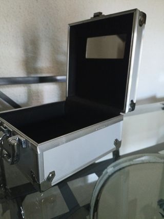 Caja metálica plateada