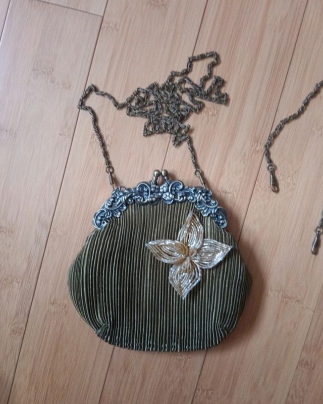 Borsetta stile vintage raso verde e oro