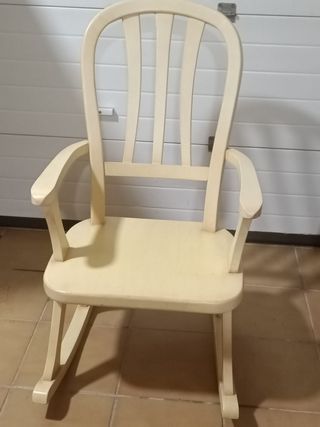 Mecedora de madera beige
