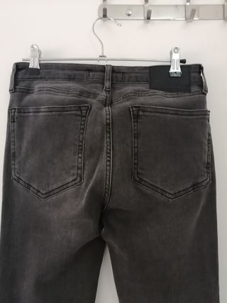 Pantalón vaquero gris desgastado