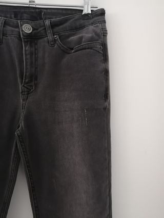 Pantalón vaquero gris desgastado