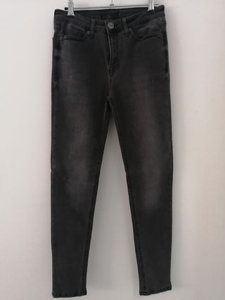 Pantalón vaquero gris desgastado