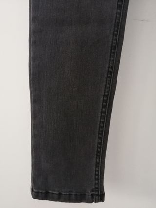 Pantalón vaquero gris desgastado