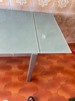 Mesa de cocina cristal y metal.