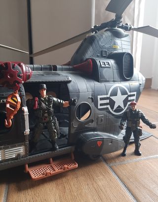 Elicottero militare giocattolo con soldatini