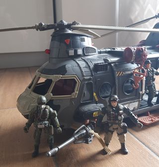 Elicottero militare giocattolo con soldatini