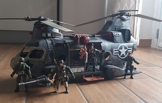 Elicottero militare giocattolo con soldatini