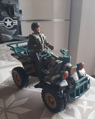 Elicottero militare giocattolo con soldatini