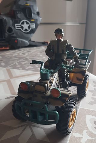 Elicottero militare giocattolo con soldatini