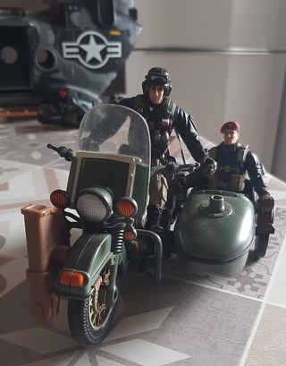 Elicottero militare giocattolo con soldatini