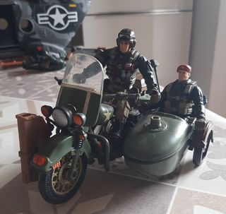 Elicottero militare giocattolo con soldatini