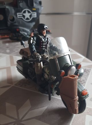 Elicottero militare giocattolo con soldatini