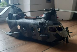Elicottero militare giocattolo con soldatini