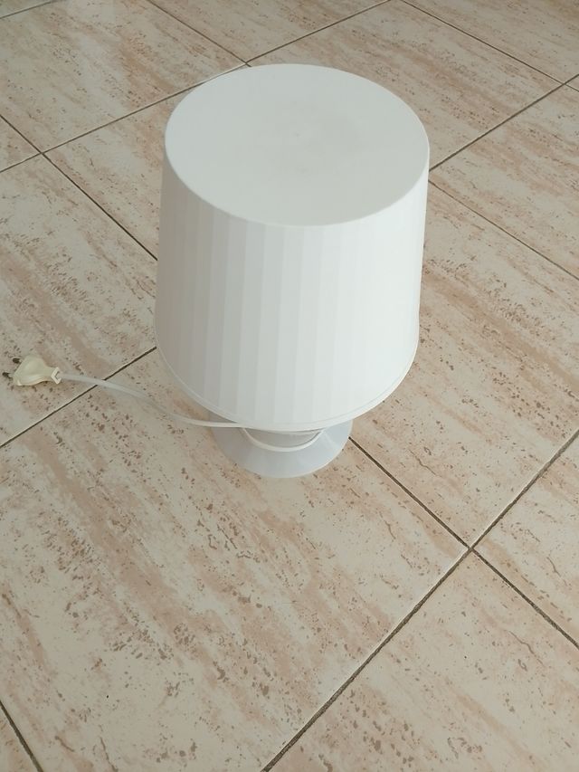 Lámpara de mesa blanca