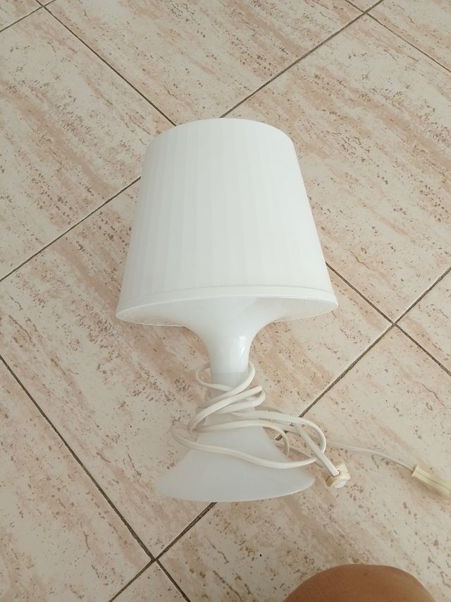 Lámpara de mesa blanca