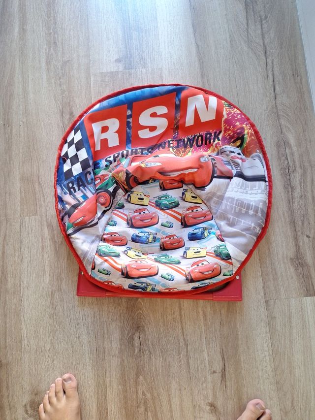 Silla infantil, puzzles y cartas de Cars