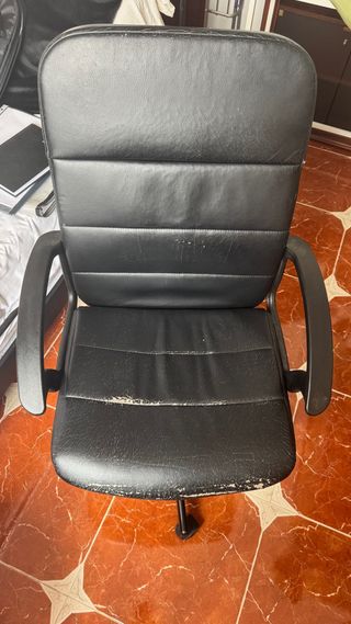 Silla de escritorio de piel sintética negra