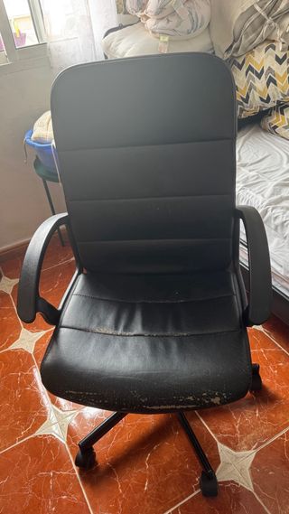 Silla de escritorio de piel sintética negra
