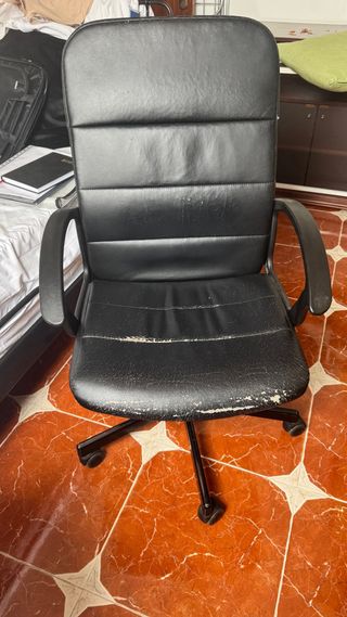 Silla de escritorio de piel sintética negra