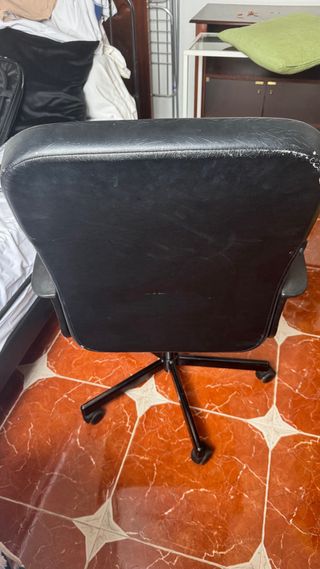 Silla de escritorio de piel sintética negra
