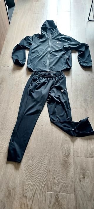 Chaqueta y pantalón deportivo negro
