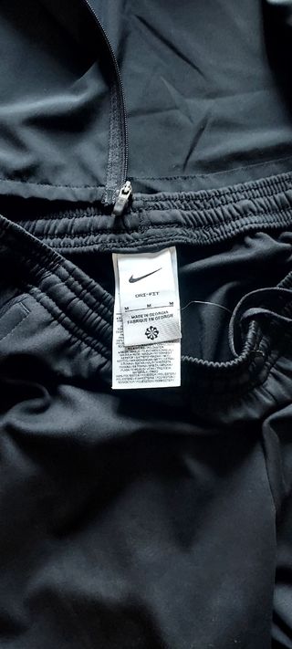 Chaqueta y pantalón deportivo negro