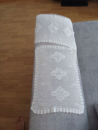 Tapete redondo de ganchillo blanco