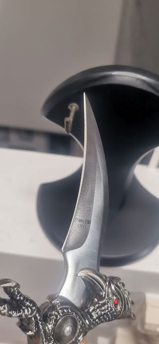 Pugnale Fang of baelin armi da Collezione con Base