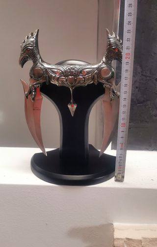 Pugnale Fang of baelin armi da Collezione con Base