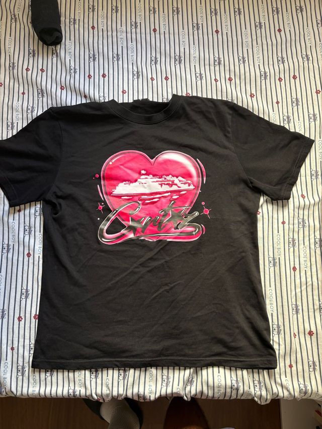 Camiseta Negra Corteiz con Corazón Rosa