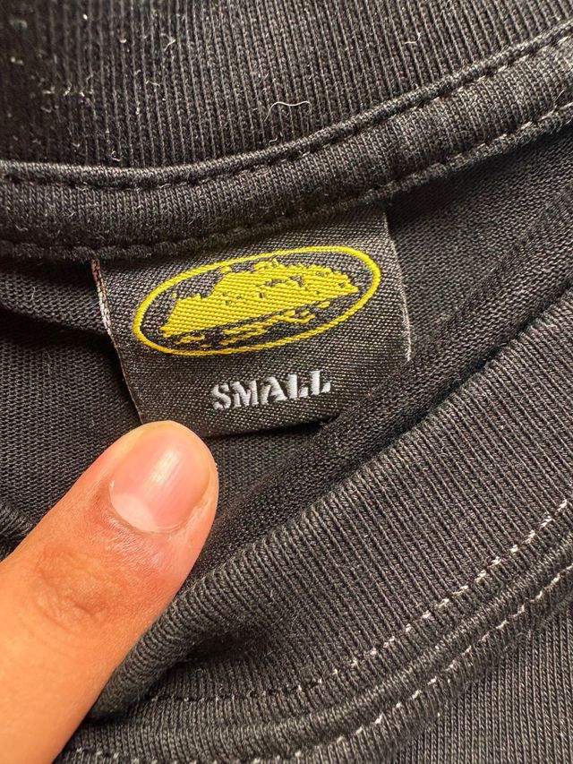 Camiseta Negra Corteiz con Corazón Rosa