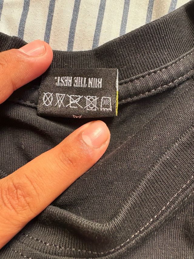 Camiseta Negra Corteiz con Corazón Rosa