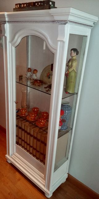 Vitrina expositora de cristal y madera con luz