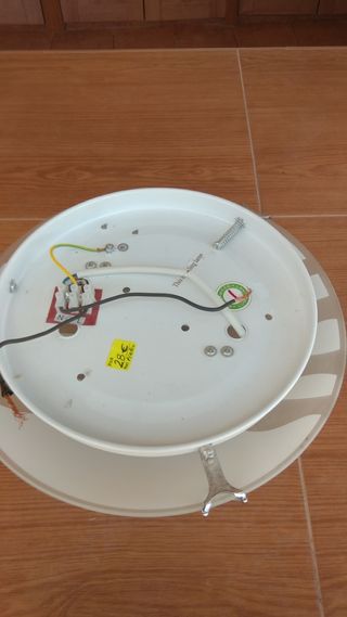 Plafón blanco con franjas transparente