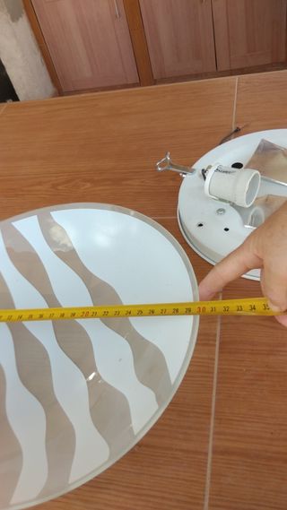 Plafón blanco con franjas transparente