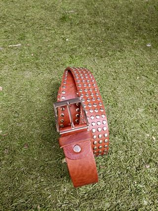 Cinturón de cuero con tachuelas plateadas