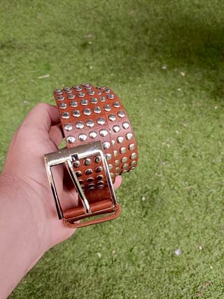 Cinturón de cuero con tachuelas plateadas