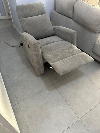 Sillón reclinable gris tela